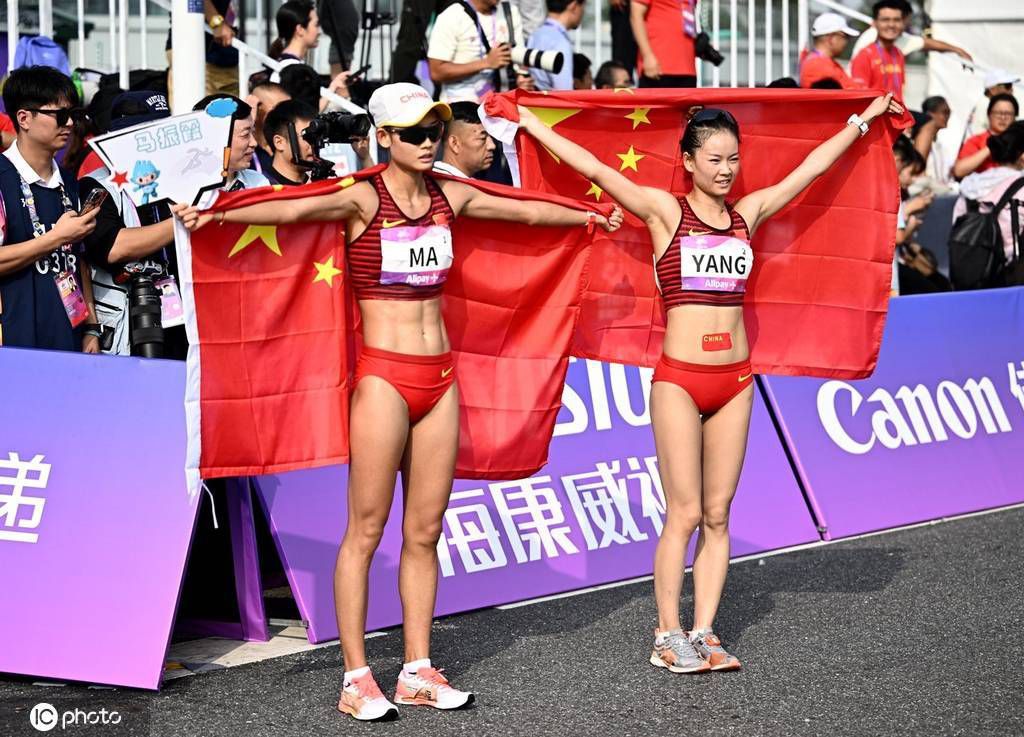 当演员饰演的警察在街头追逐示威者时，切入唐老鸭持棍追赶侄子的图片。